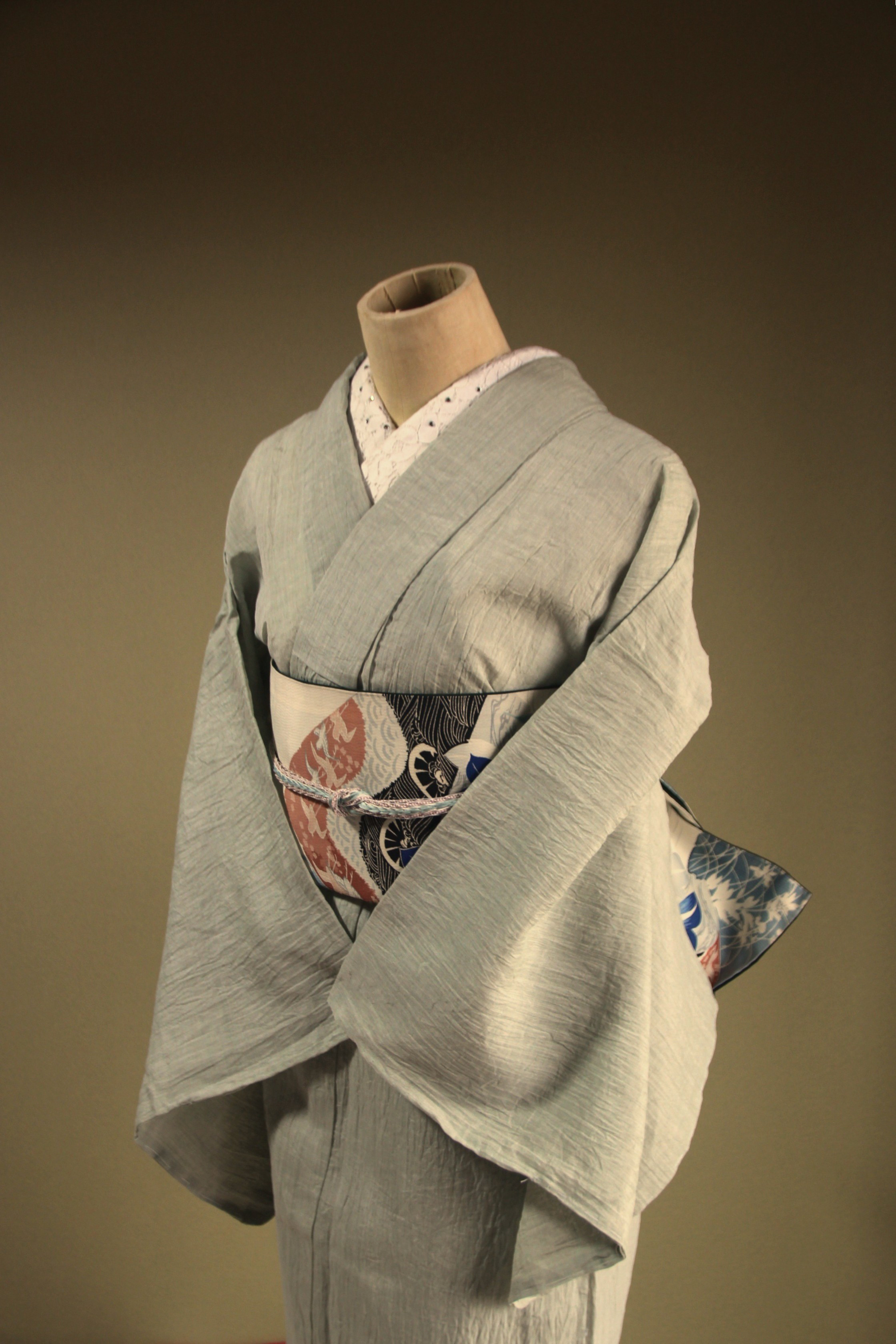 ◇小千谷ちぢみ 薄い青磁鼠色乳白色のグレー（生地接写参照）高級感のあるハリと上品な艶トールサイズ裄70ｃｍ本麻本手縫い