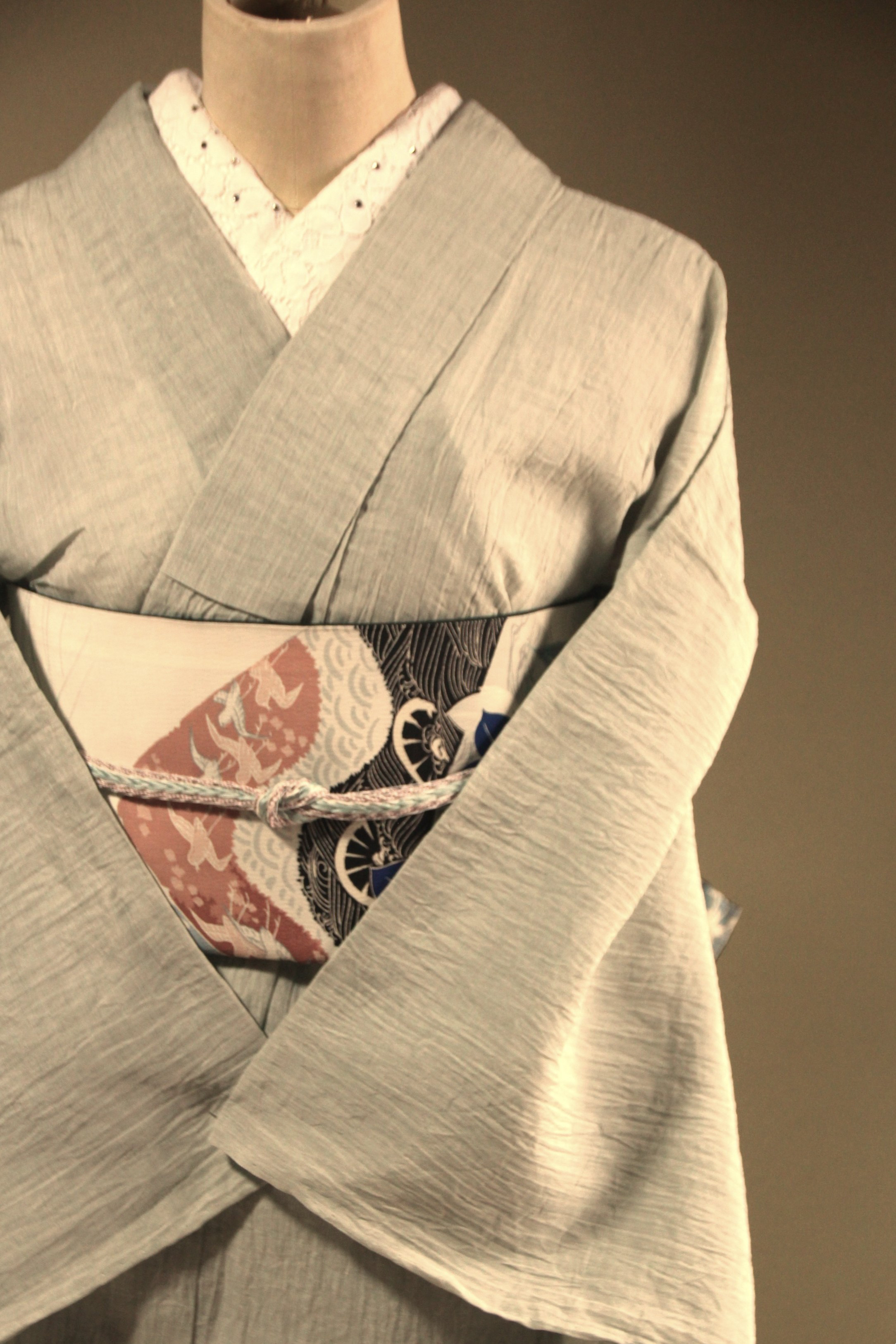 ◇小千谷ちぢみ 薄い青磁鼠色乳白色のグレー（生地接写参照）高級感のあるハリと上品な艶トールサイズ裄70ｃｍ本麻本手縫い