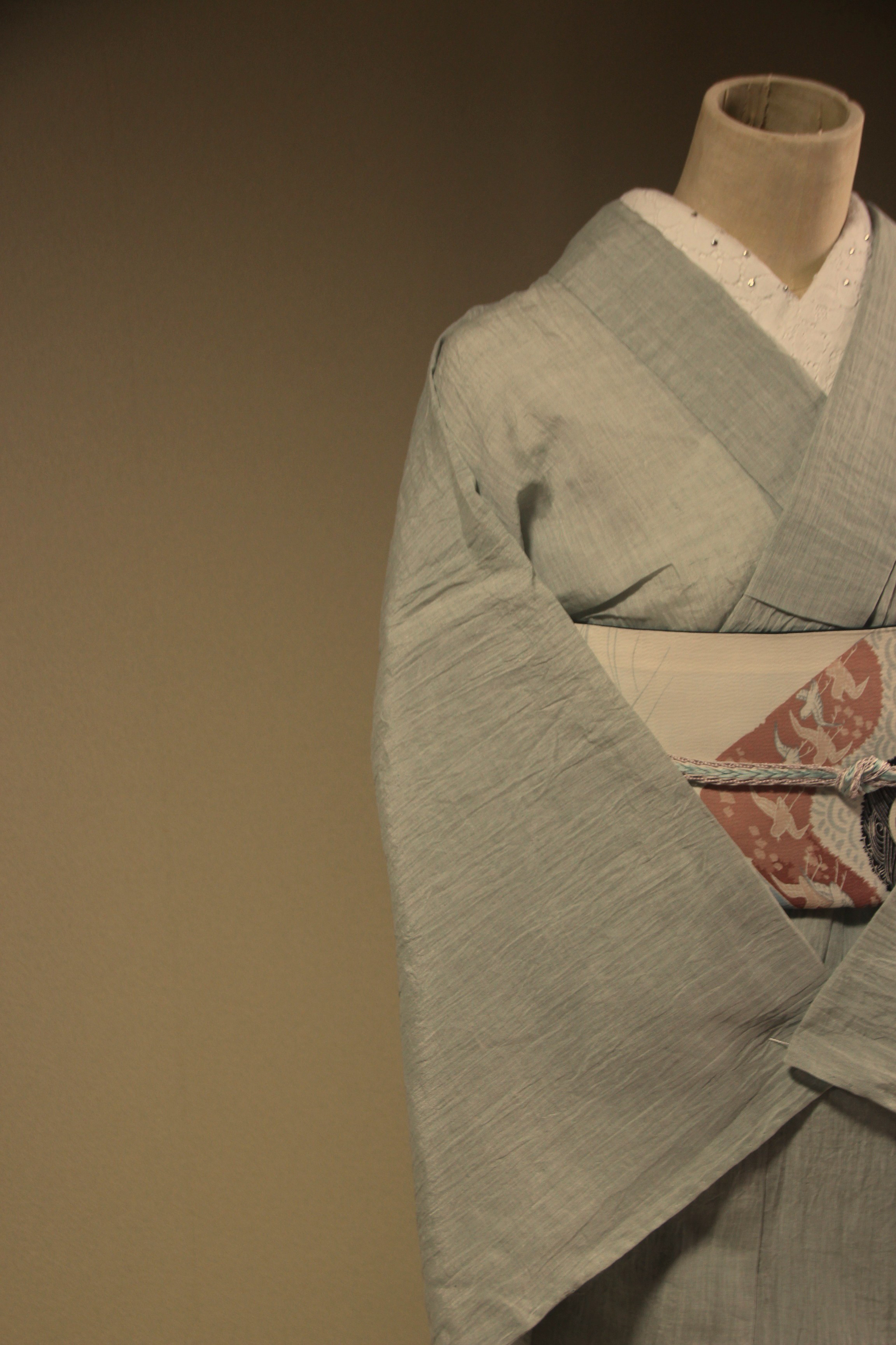 ◇小千谷ちぢみ 薄い青磁鼠色乳白色のグレー（生地接写参照）高級感のあるハリと上品な艶トールサイズ裄70ｃｍ本麻本手縫い