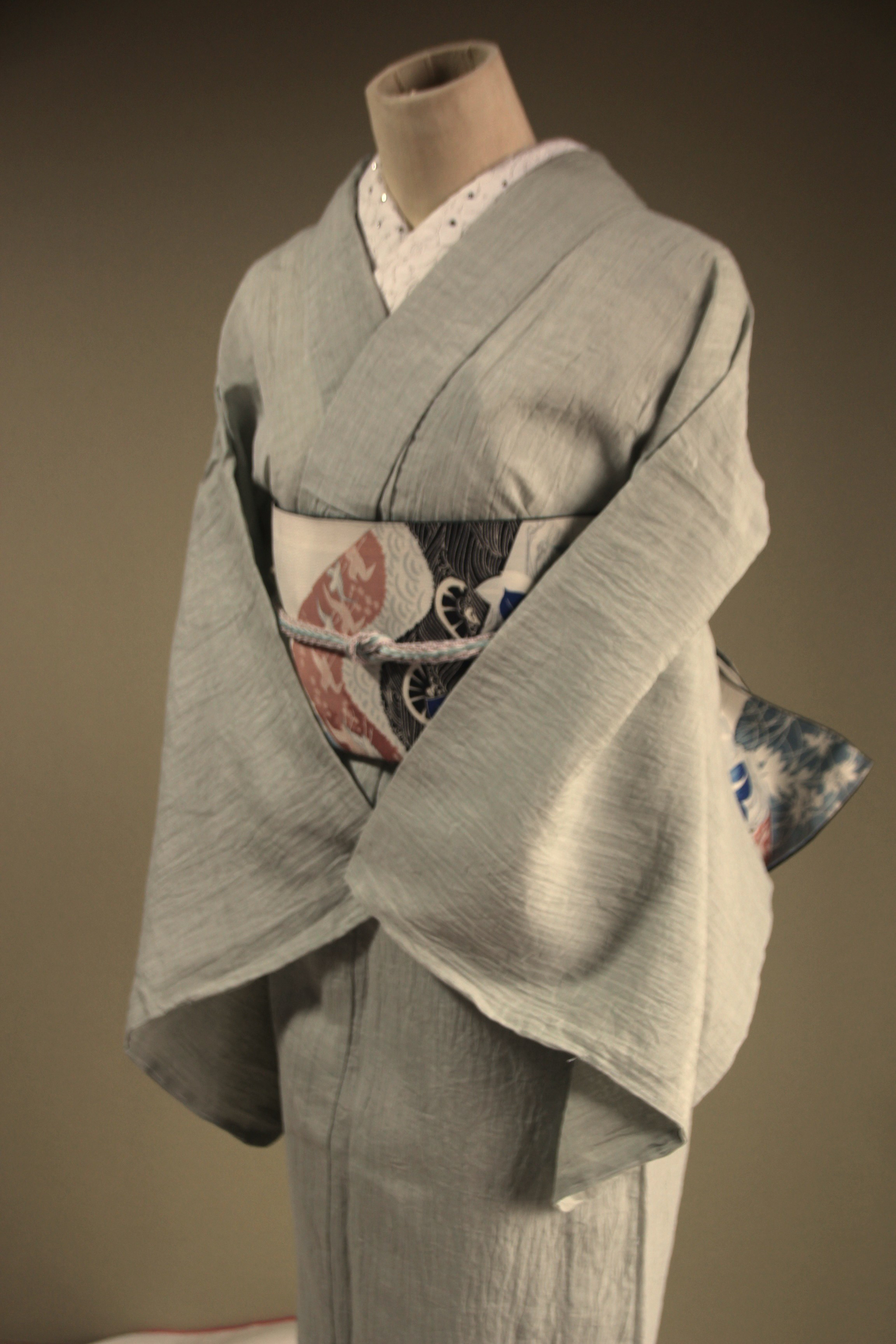 ◇小千谷ちぢみ 薄い青磁鼠色乳白色のグレー（生地接写参照）高級感のあるハリと上品な艶トールサイズ裄70ｃｍ本麻本手縫い