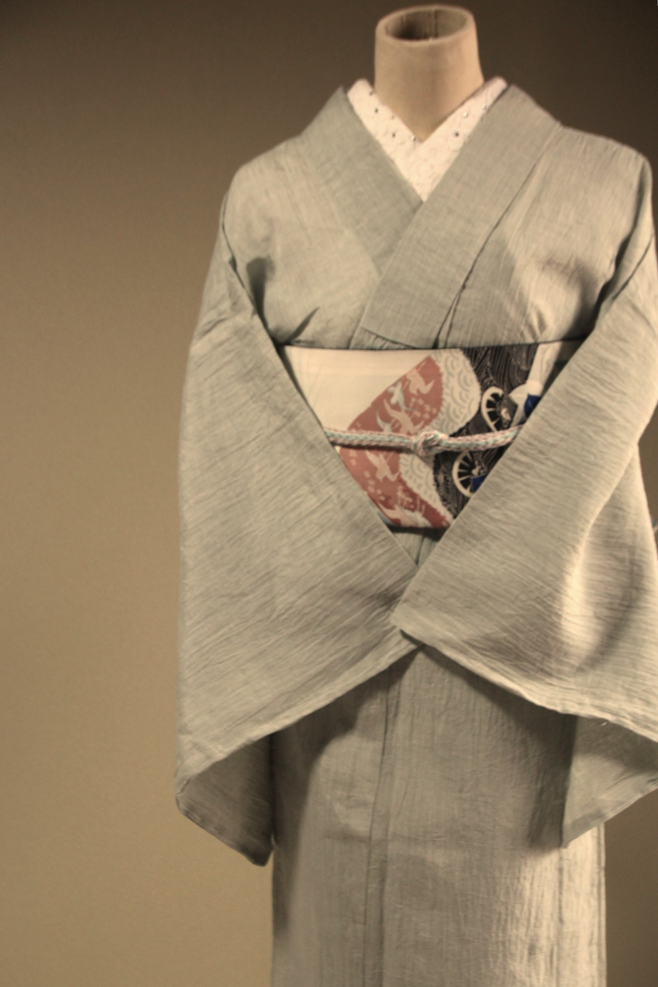 ◇小千谷ちぢみ 薄い青磁鼠色乳白色のグレー（生地接写参照）高級感のあるハリと上品な艶トールサイズ裄70ｃｍ本麻本手縫い