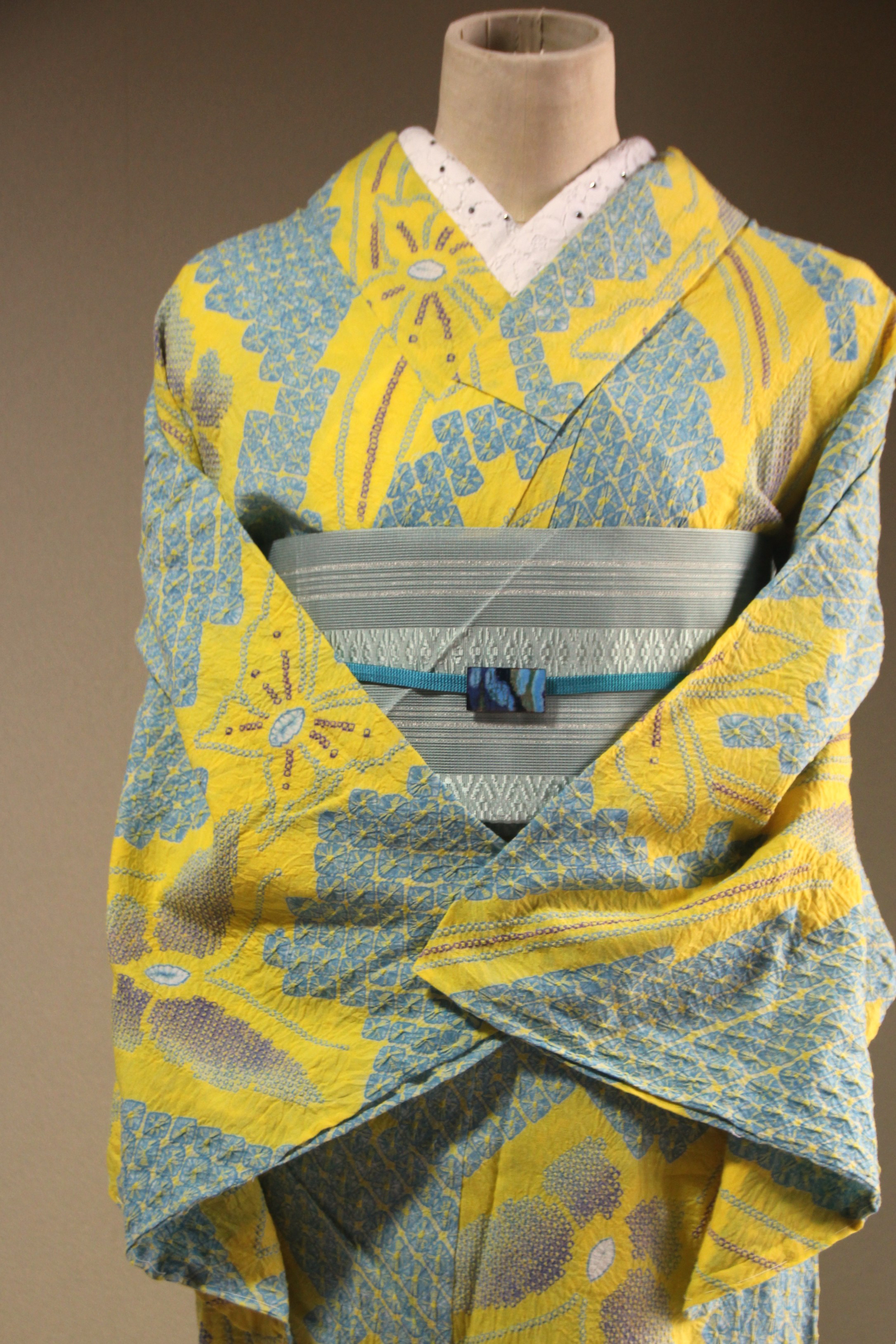 ◇現代 有松鳴海絞　浴衣◇【黄　水色】珍しい色遣いにオリエンタルな蝶模様　スモールサイズ　裄68ｃｍ　手縫い生地浴衣