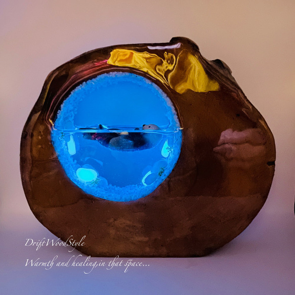 一つ限りの流木アート 海に浮かぶラッコ ジオラマ 流木 フィギュア 置物 インテリア レジン テラリウム 生き物 N36 2枚目の画像