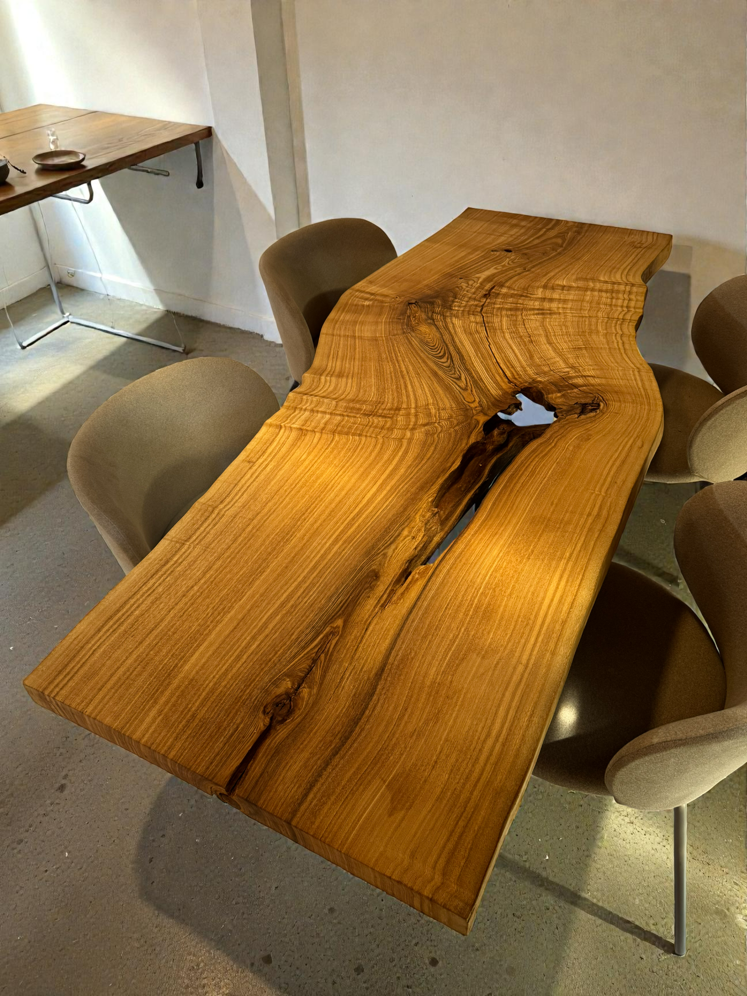 流れる木目と自然造形が醸す美しさ｜タモ一枚板ダイニングテーブル（1800mm）