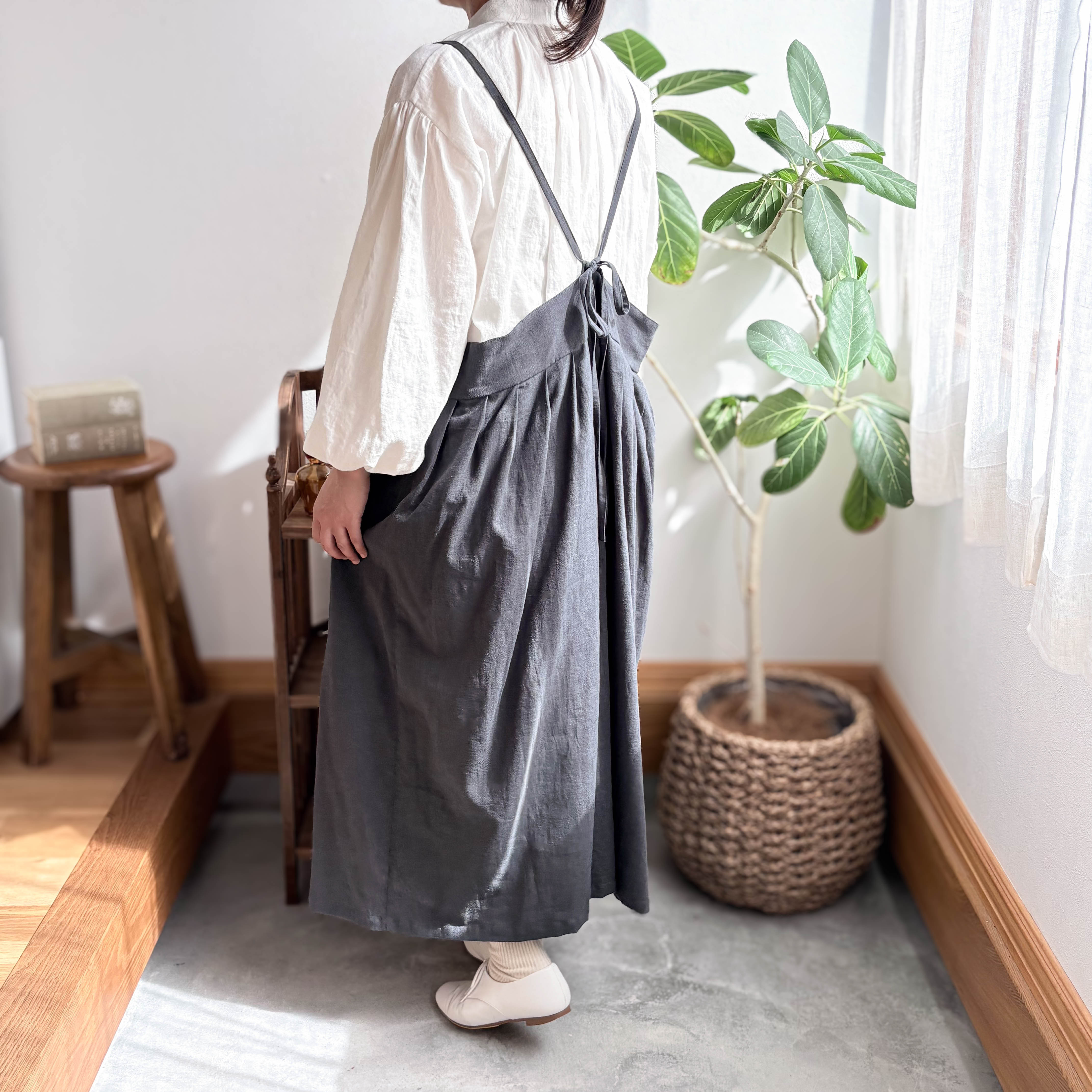 ワンピースエプロン＊タックがたっぷり入ったゆったりシルエット＊ハーフリネン＊チャコールグレー＊お仕事にも◎大人用