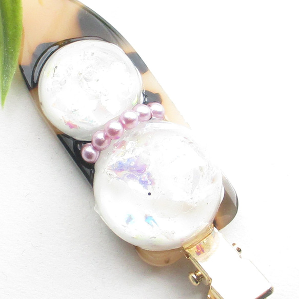 朝露に濡れる雪だるまクォーツもきっと、朝陽を浴びる喜びを感じているのでしょう♪<創作ヘアクリップ>HC128 1枚目の画像