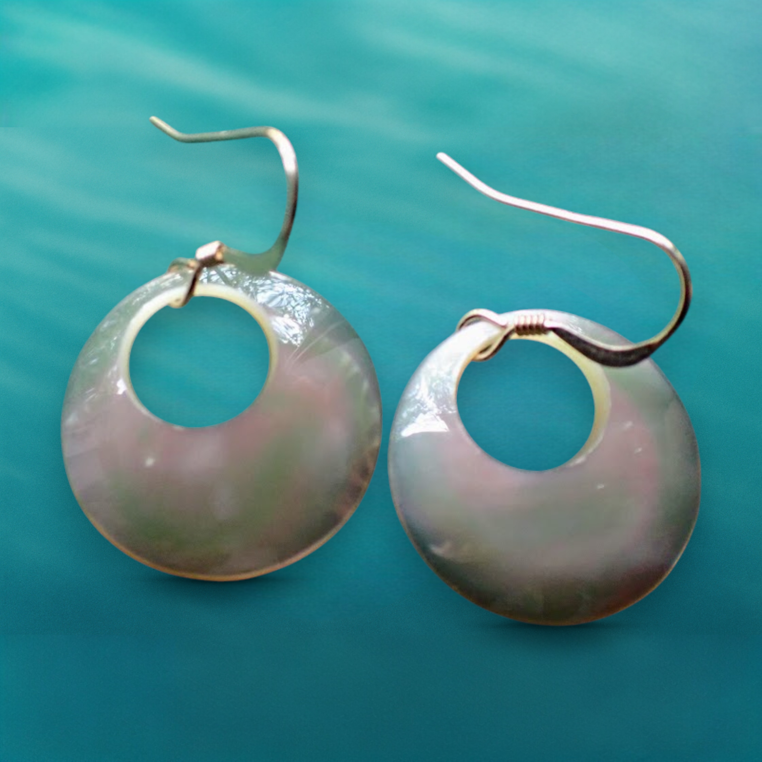 【一点物】夜光貝・真珠層のホワイトサークルピアス｜14kgf｜海の光をまとう上質シェル