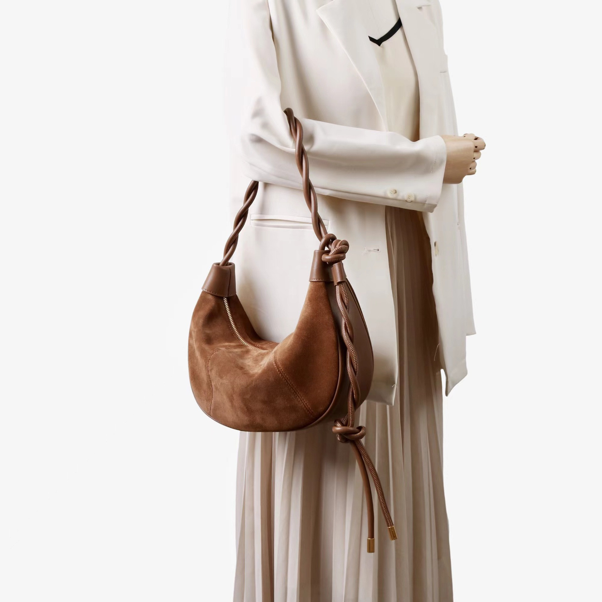 スエード調レザーのハーフムーン型バッグ｜柔らかソフトレザーで通勤・デイリーユースに