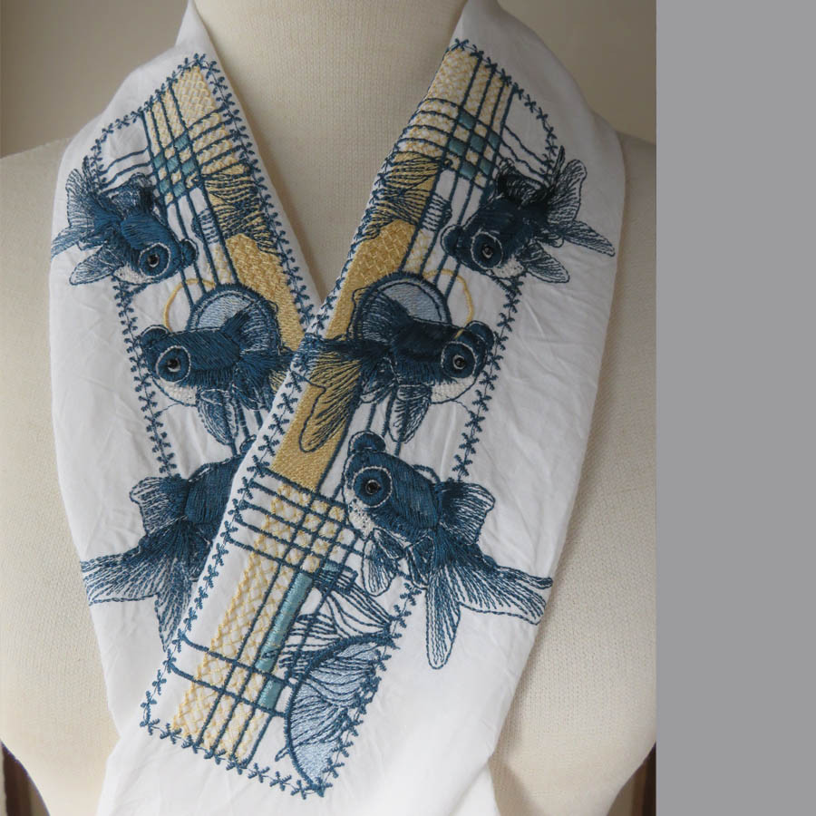 刺繍半衿・出目金浮遊　ブルー