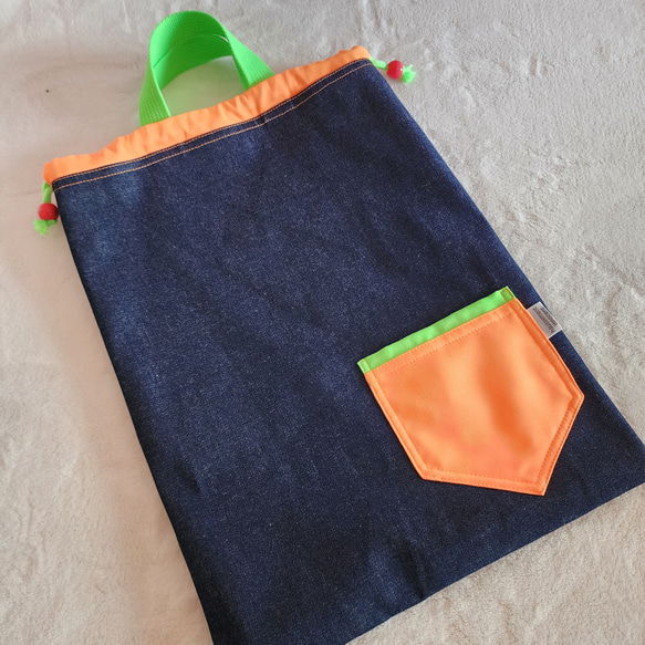 【三件套裝】牛仔褲和螢光口袋：● 上課包 ● 鞋盒 ● 體操服包【尺寸可調式】 第16張的照片