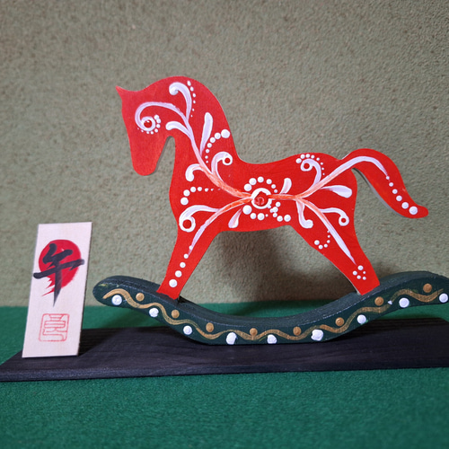 手作り木工・令和8年度干支【馬】好物の人参試食してます。 組み木 令