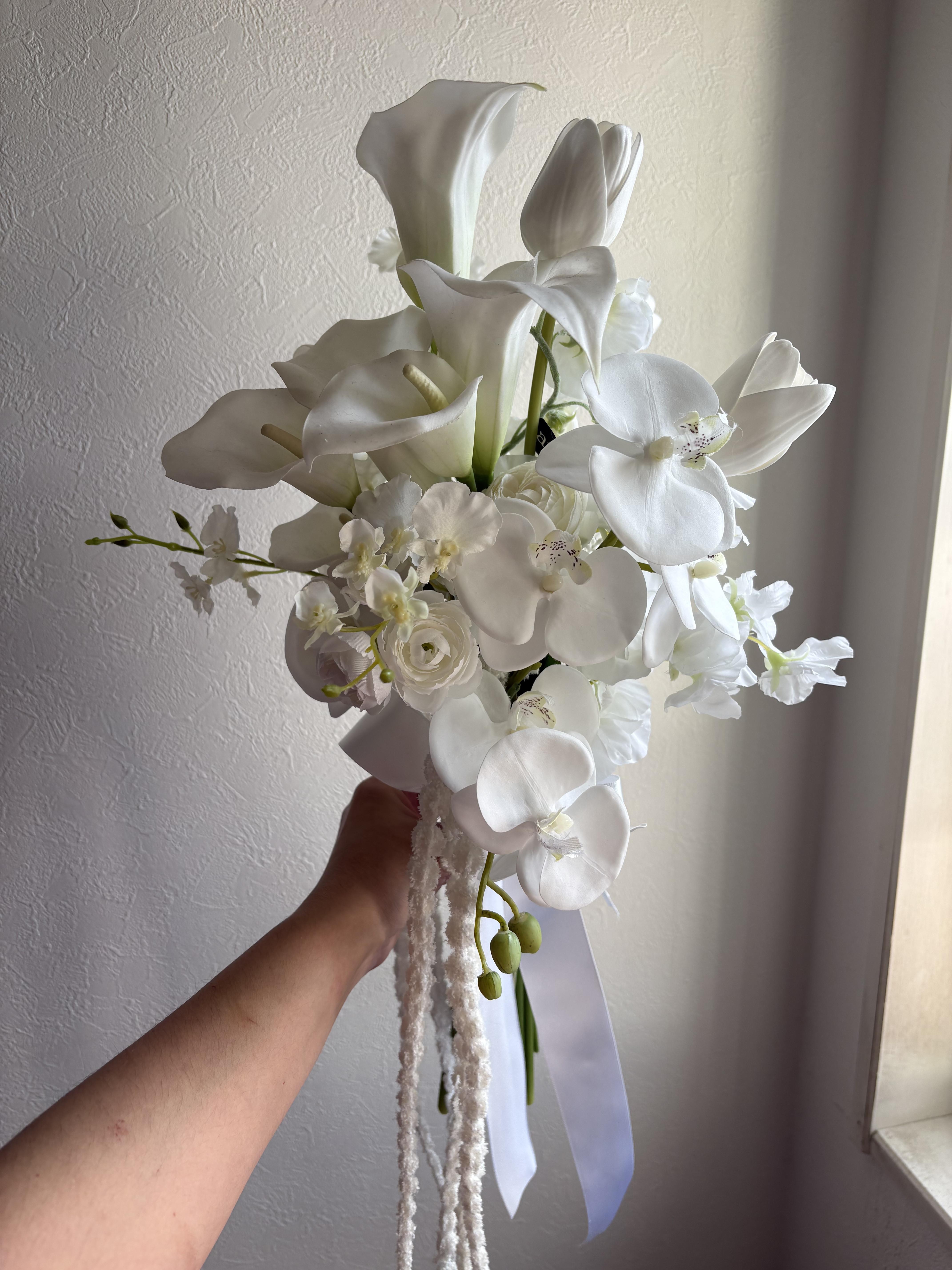 純白アマランサスとカラーリリーのウェディングブーケ　ブートニアセット