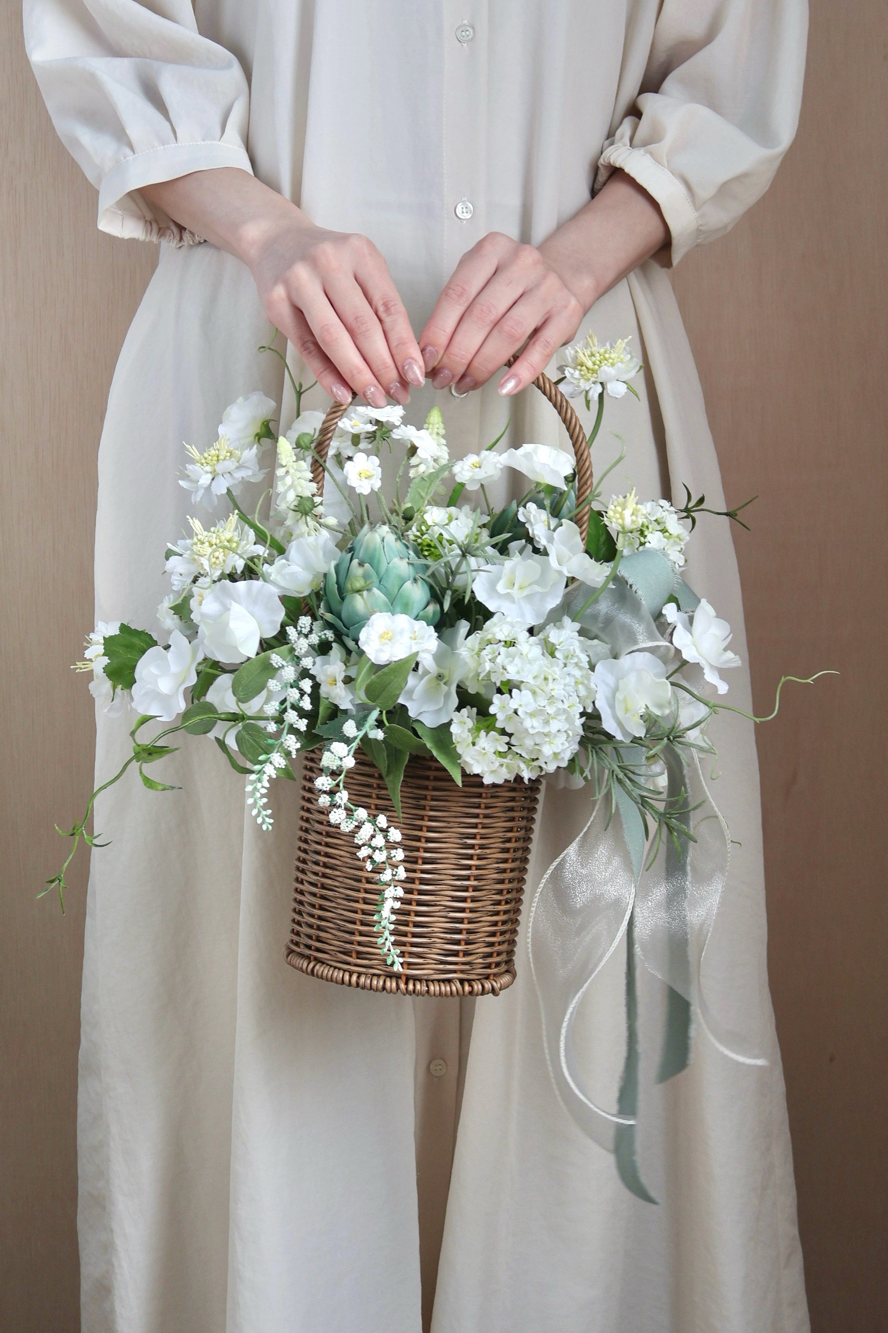 ふんわり揺れる優しい花々のバスケットブーケ｜ナチュラルウェディング｜ホワイトブーケ｜造花ブーケ｜ブートニア付き 16,920円