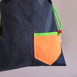 牛仔布和螢光色口袋健身服裝包（尺寸可調節） 第4張的照片