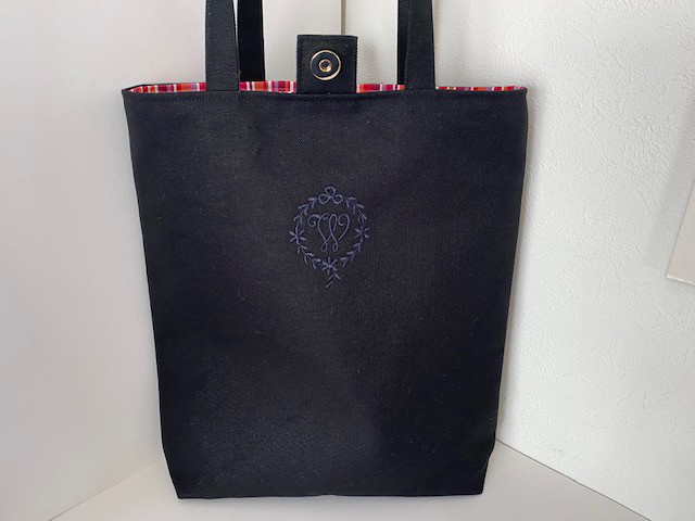 大きなA４縦型選べるイニシャル刺繍の帆布のトートバッグ　ホックとポケット付き ブラック　 ネイビー