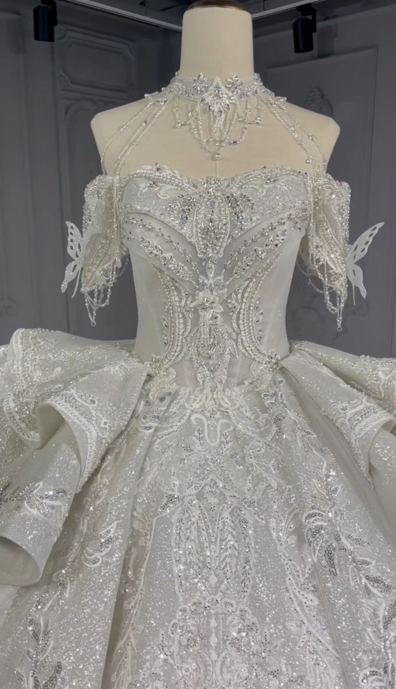 美品ネックレス付き　Princess 可愛いウェディングドレス　本命ドレス制作　オフショルダー　高級ブライダルウエアー