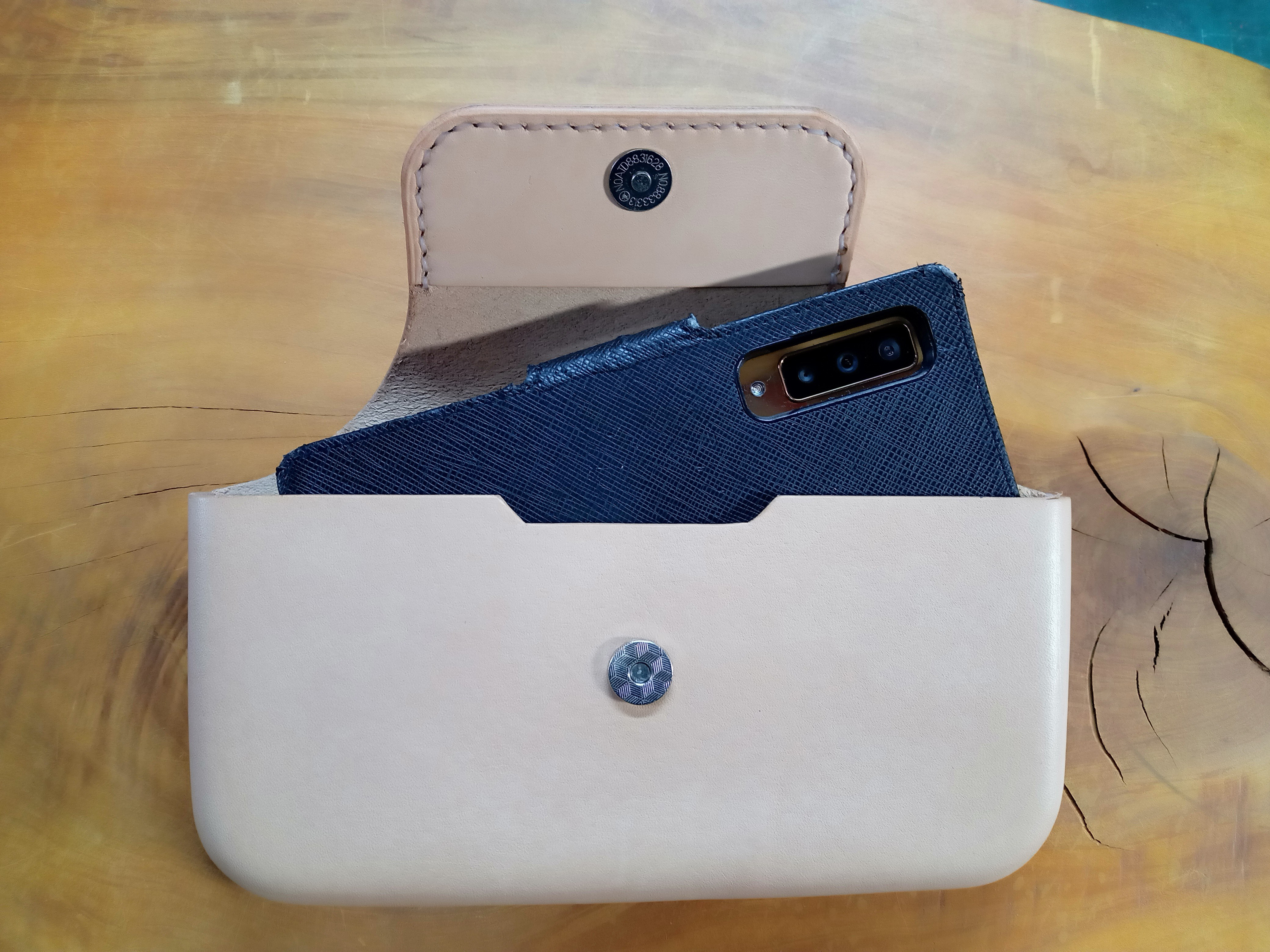 レザースマホポシェット　ナチュラル　ベルトループタイプ　プレゼント　進学祝い　就職祝い　ホワイトデー