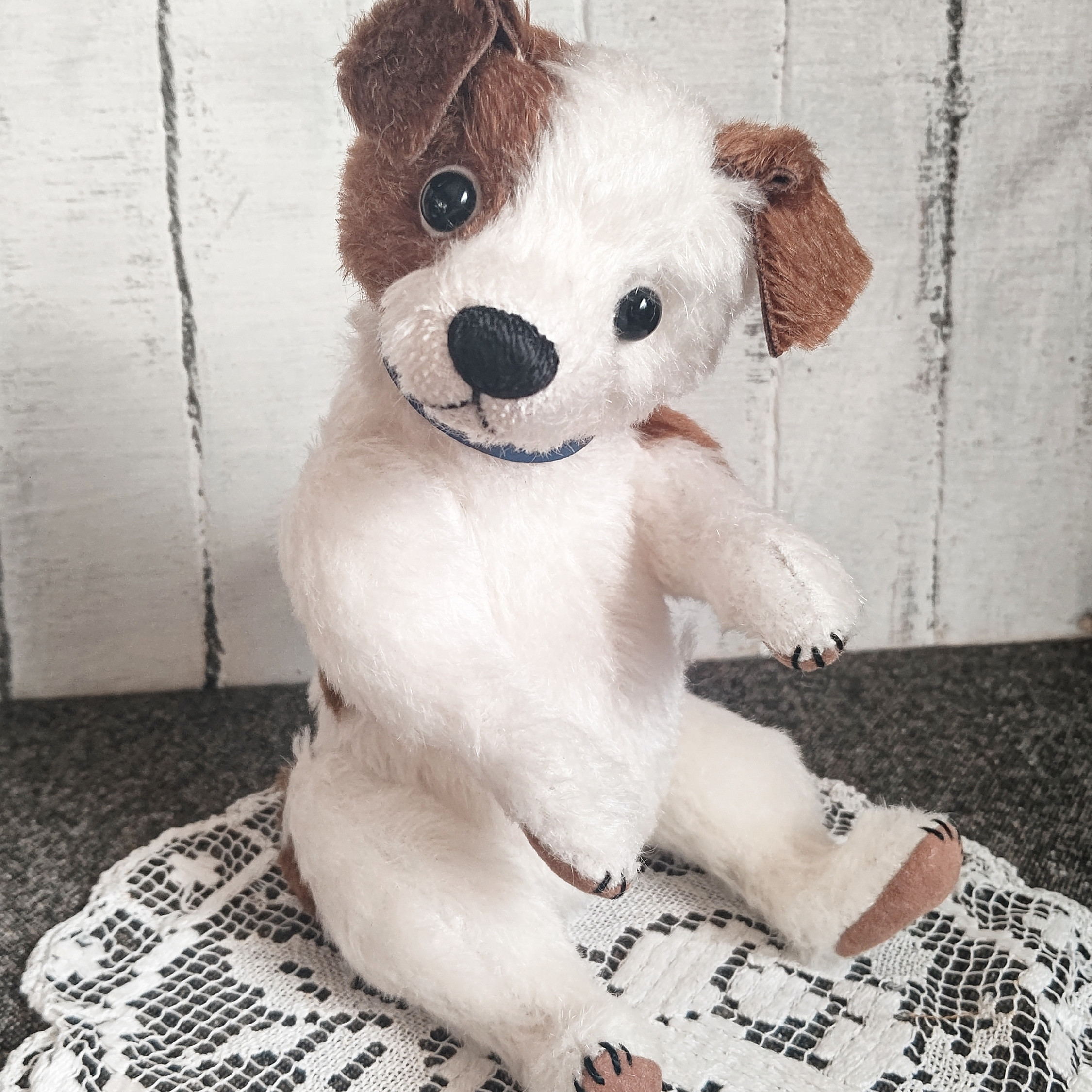 ぶちのわんこ（白×茶）約24cm／テディベアタイプの犬のぬいぐるみ