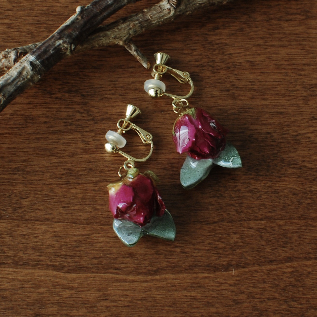 朝露潤うピンク紫色をした小さな薔薇 〜ピアス・イヤリング〜