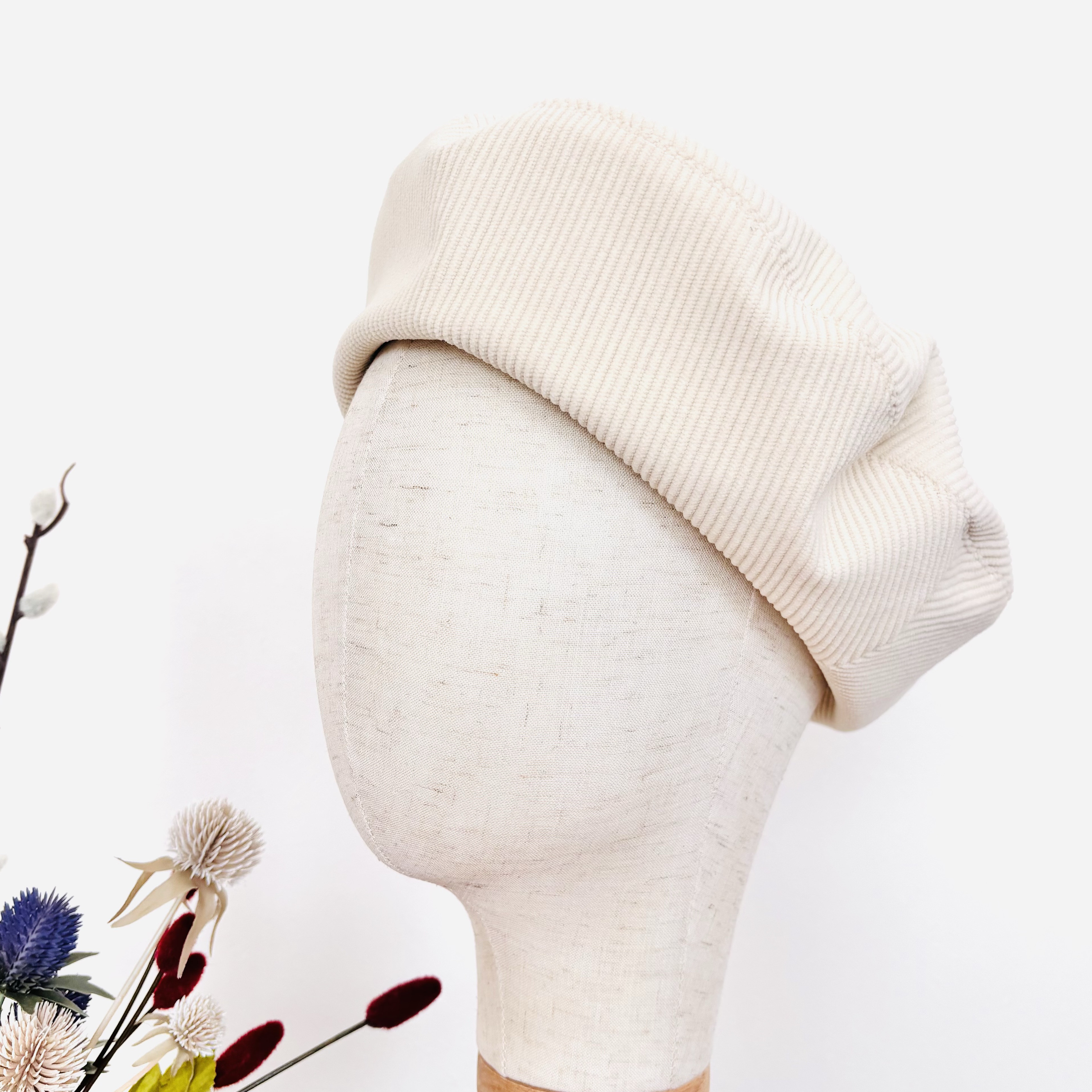 【秋冬レディース帽子　ふんわりコーデュロイのベレー帽　オフホワイト　58cm】シンプル　ベーシック　綺麗め　上品