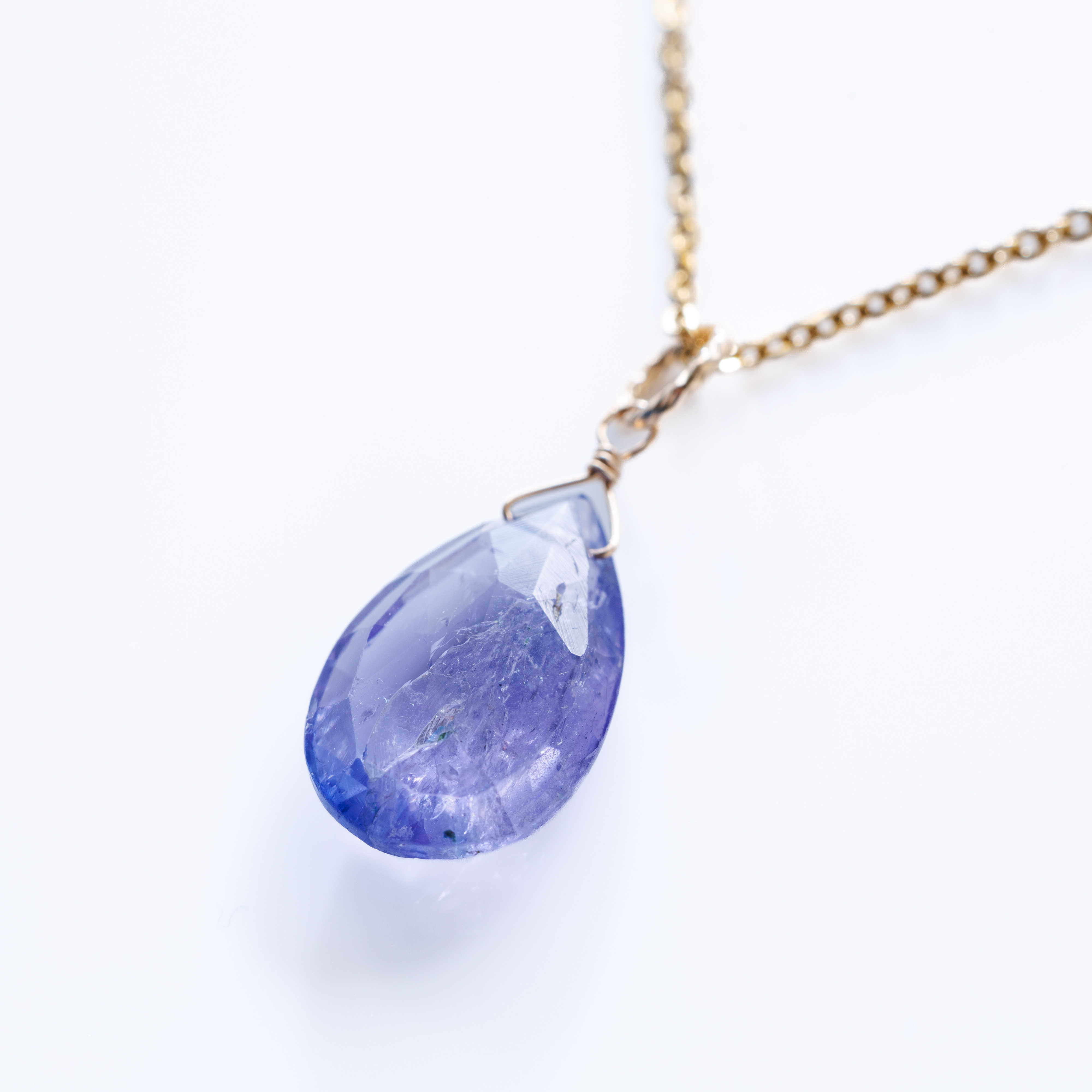 大粒タンザナイトのネックレス 深いパープルブルーが揺れる 12月の誕生石