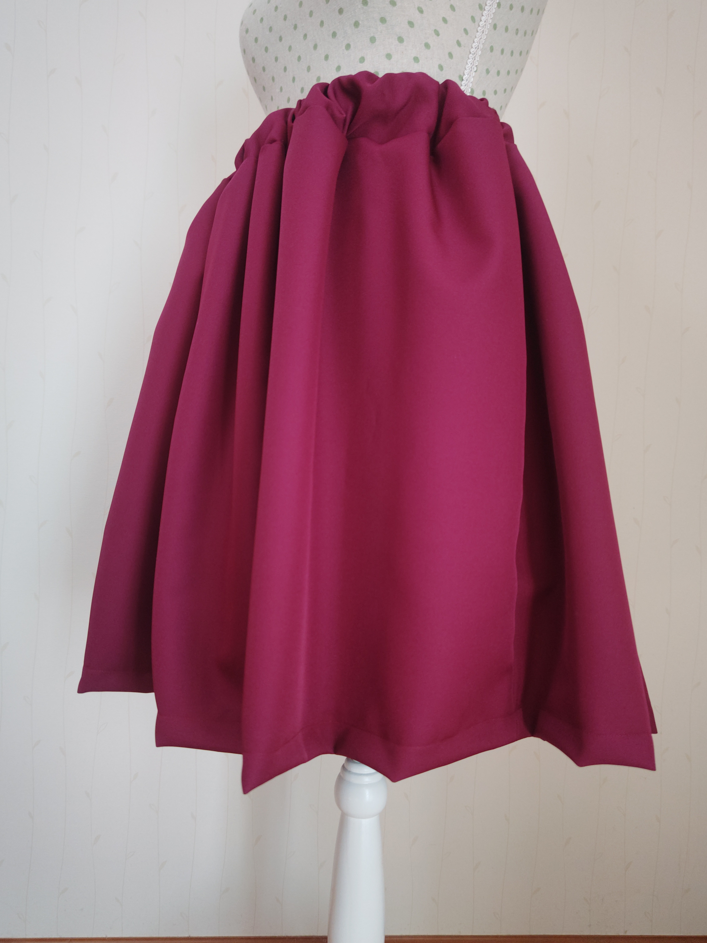 エンジ色ひらひらスカート　裏地ドット