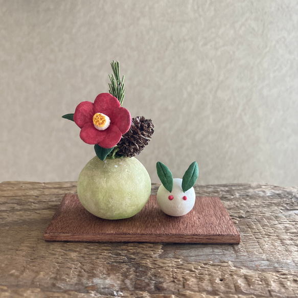 9965.bud 小さなお正月飾りと雪うさぎ 椿 1枚目の画像