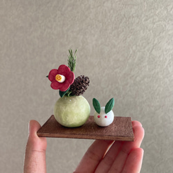 9965.bud 小さなお正月飾りと雪うさぎ 椿 5枚目の画像