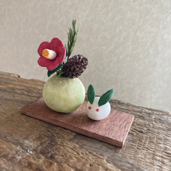 9965.bud 小さなお正月飾りと雪うさぎ 椿 2枚目の画像