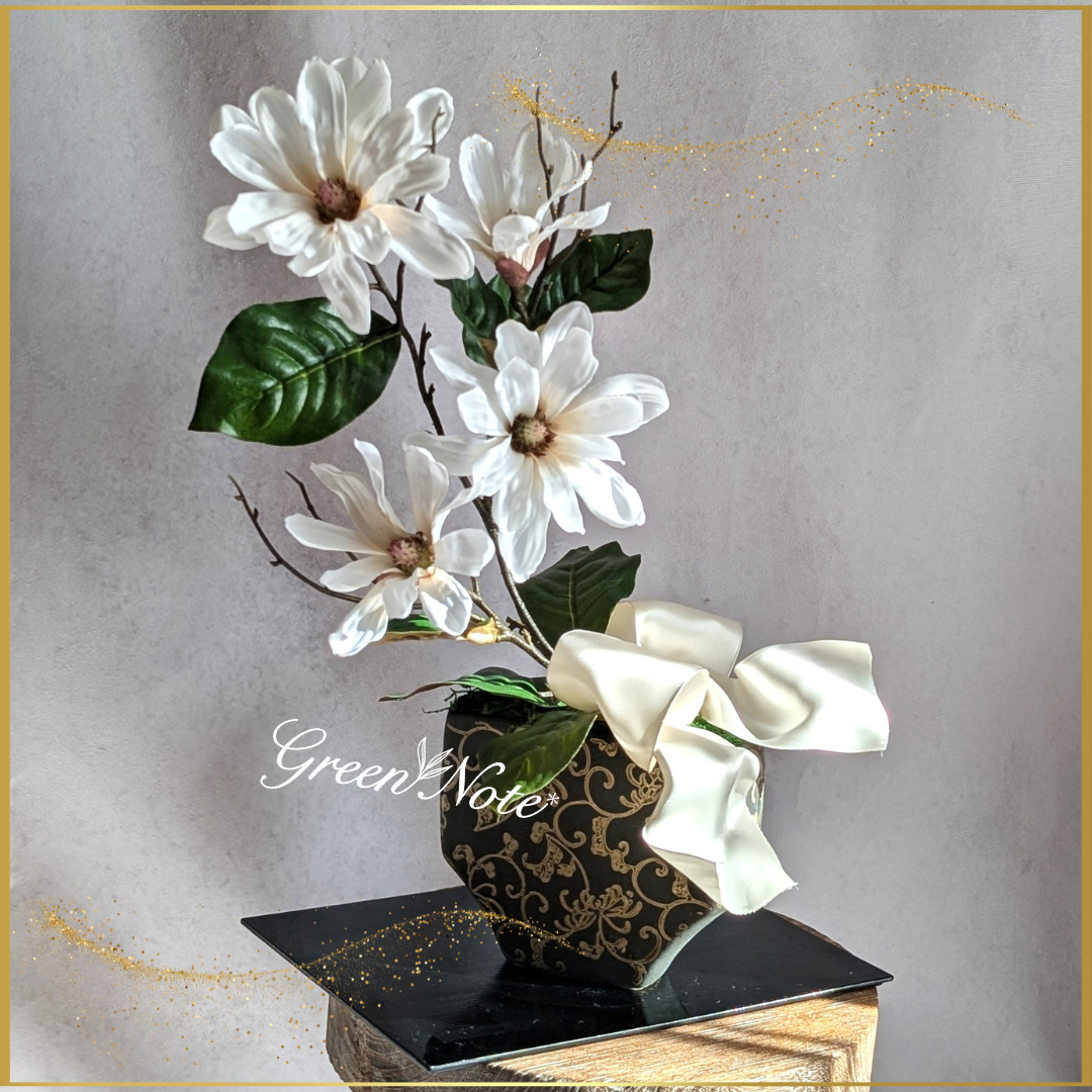 ずっときれい！花台付きだから嬉しい！マグノリア にフランスリボンを添えましたシンプルでエレガントなアレンジメント