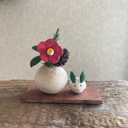 ＼年内は12月26日が最終発送／ 9966.bud 小さなお正月飾りと雪うさぎ 椿 1枚目の画像