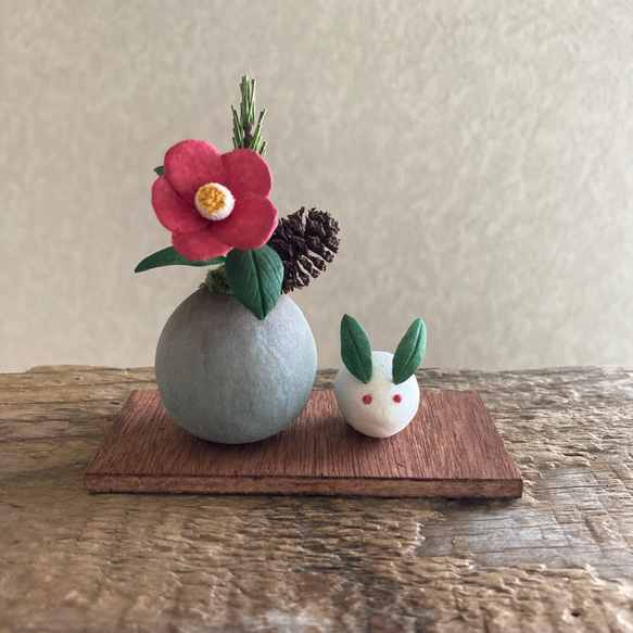 ＼年内は12月26日が最終発送／ 9967.bud 小さなお正月飾りと雪うさぎ 椿 1枚目の画像