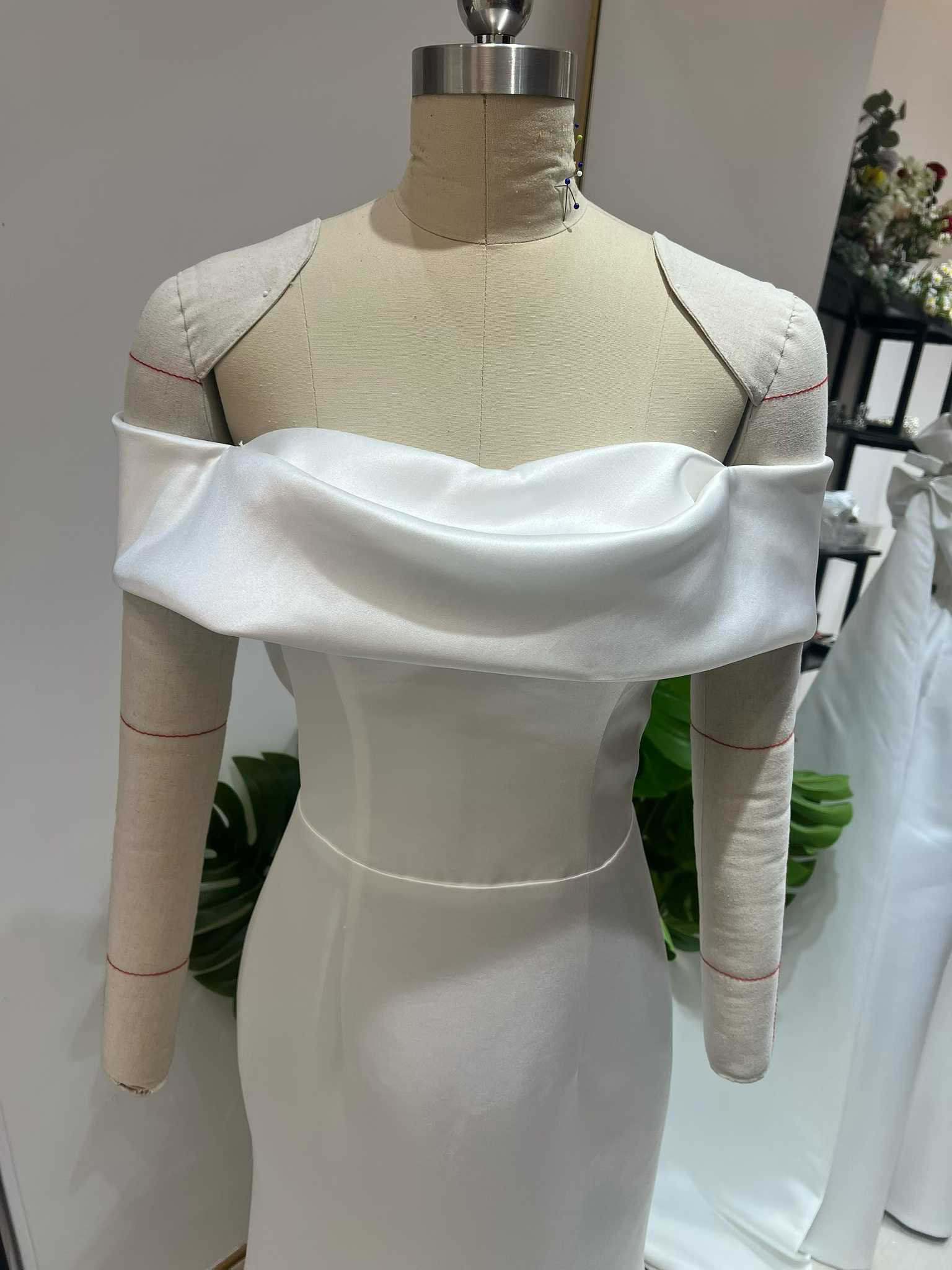 送料無料！ウェディングドレス  オフショルダー ふっくら柔らかなバックリボン 優雅なシルエット マーメイドライン