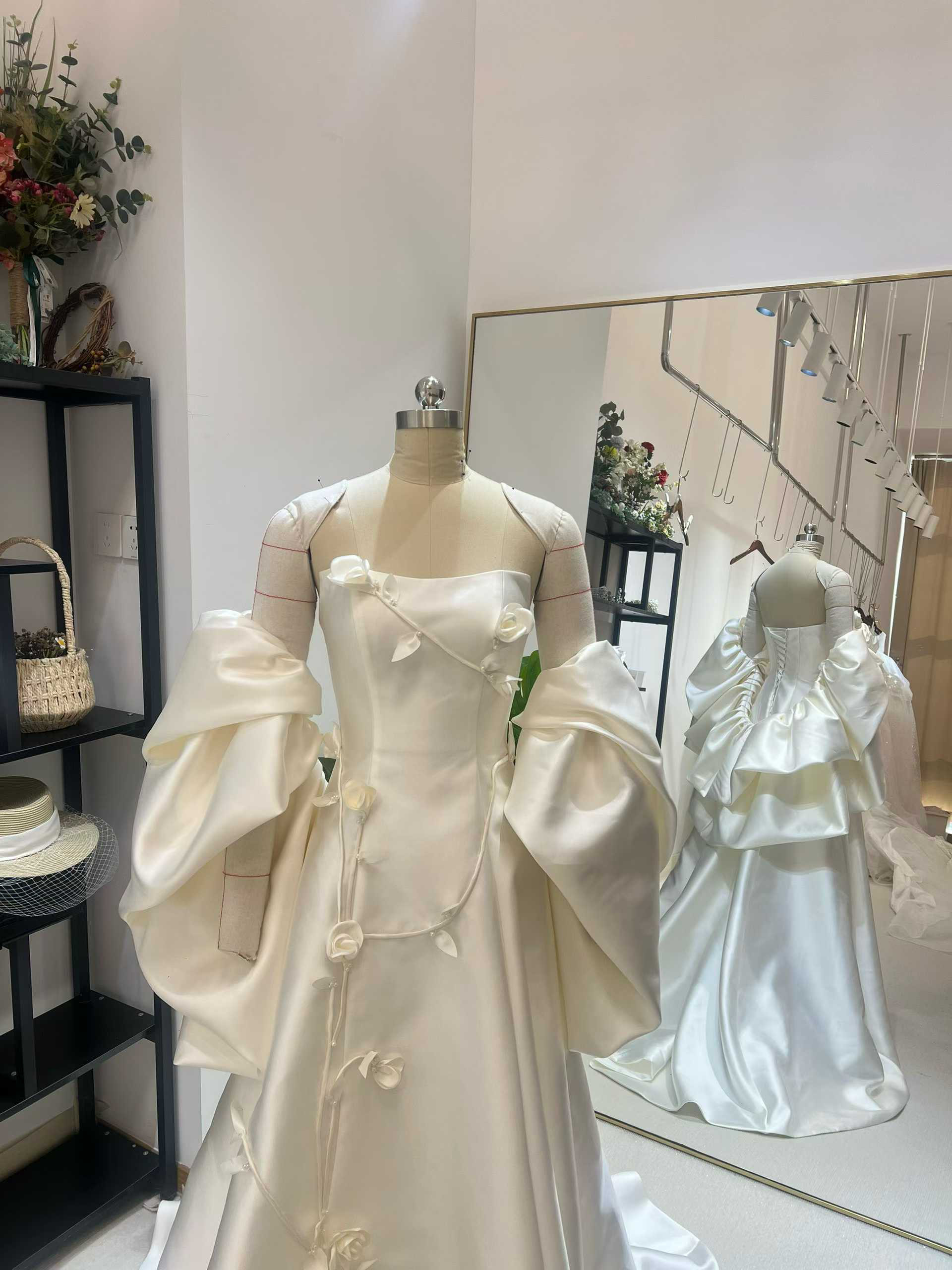 送料無料！ウェディングドレス  花モチーフ ケープ風ドレス ミカドサテン ミニトレーン 前撮り 抜群におしゃれ度が際立つ