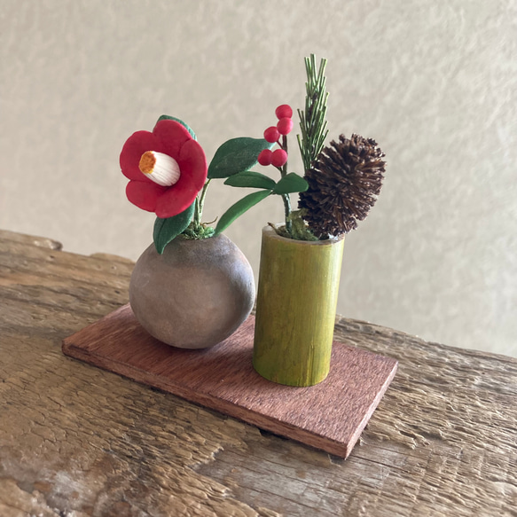 9972.bud 小さなお正月飾り 椿と南天 2枚目の画像