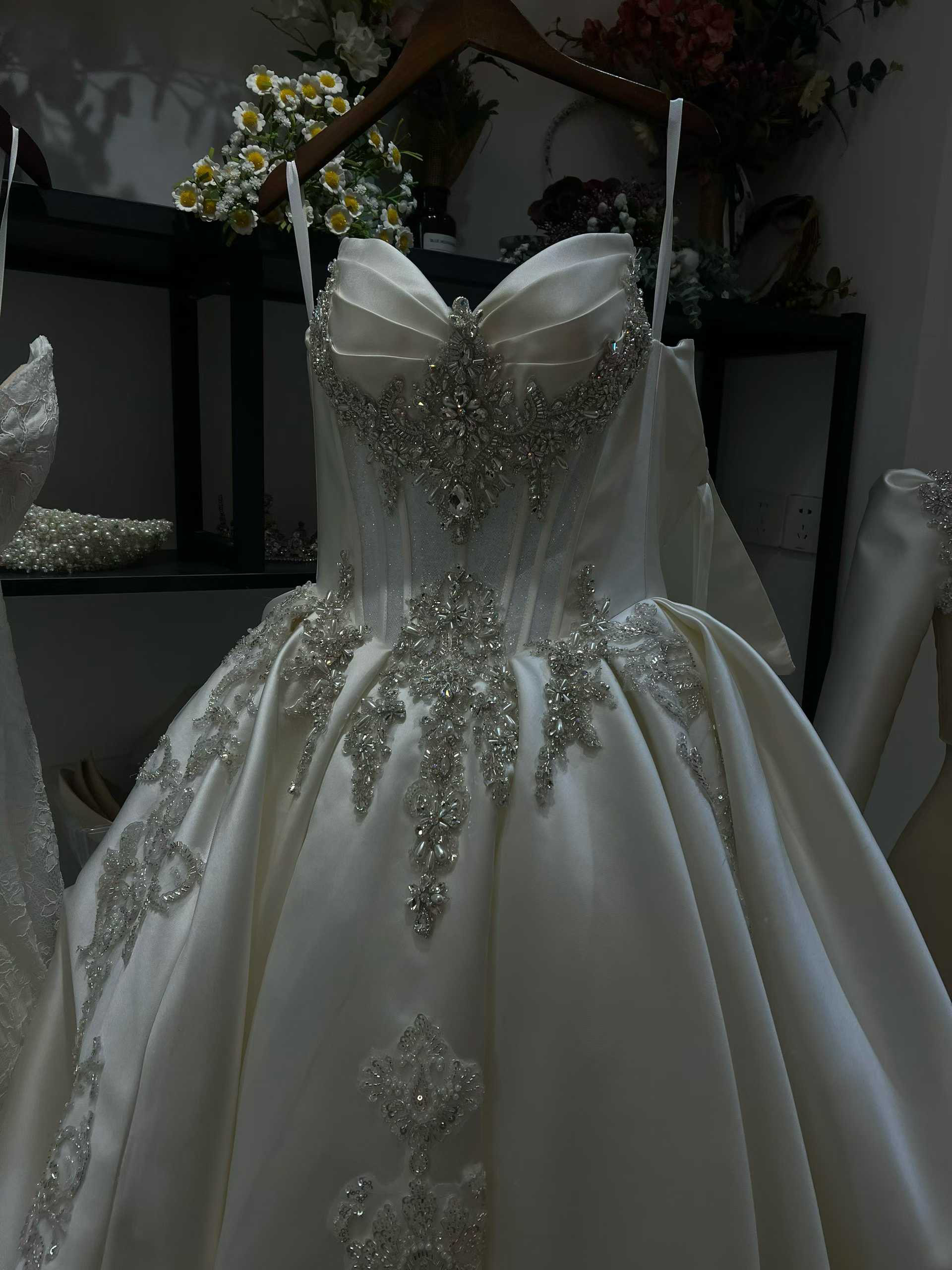 送料無料！ウェディングドレス  韓国風ドレス ビジュードレス ベアトップ ミカドサテン ミカドサテン 憧れのドレス