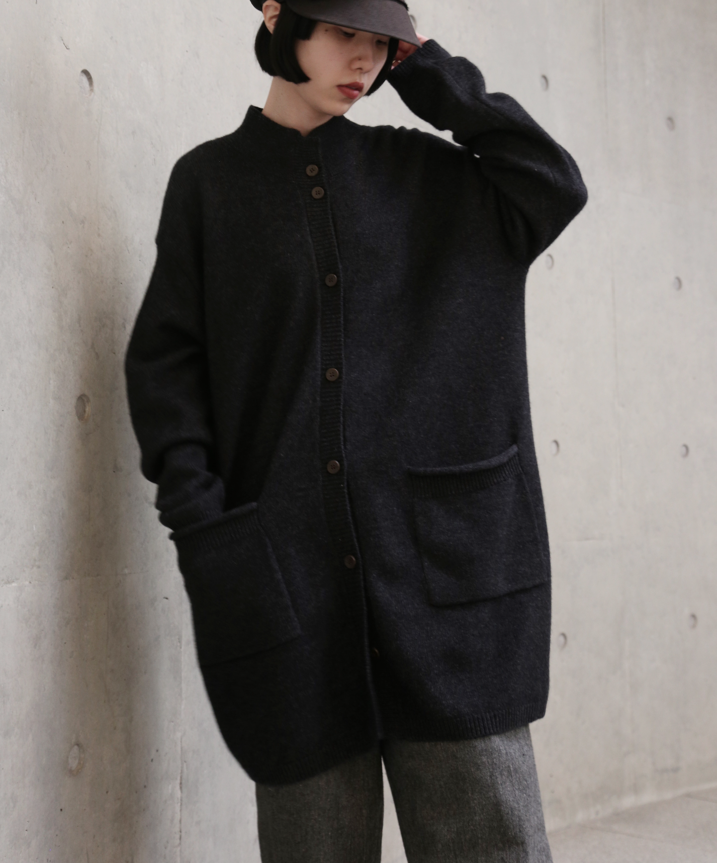 すべての体型を包み込む「ふんわり温もり」 ヤクのダウン×メリノウール ロングカーディガン　ダークグレー　251203-2