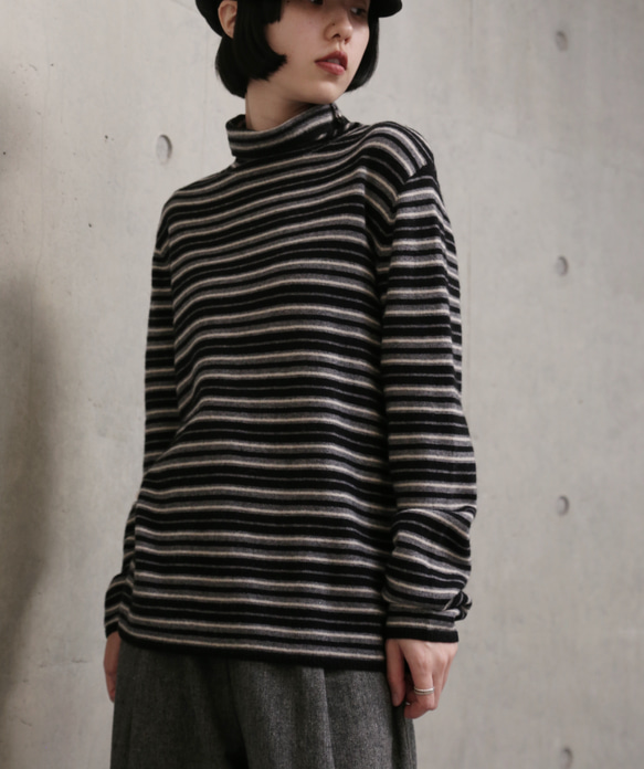 超越「理想柔軟度」。黑色犛牛絨羊毛混紡條紋高領針織衫（251204-2） 第5張的照片