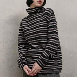 超越「理想柔軟度」。黑色犛牛絨羊毛混紡條紋高領針織衫（251204-2） 第3張的照片