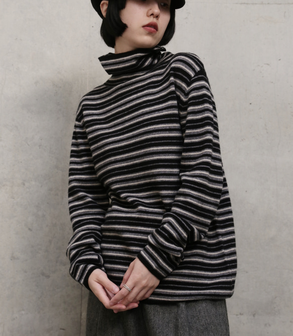 超越「理想柔軟度」。黑色犛牛絨羊毛混紡條紋高領針織衫（251204-2） 第3張的照片