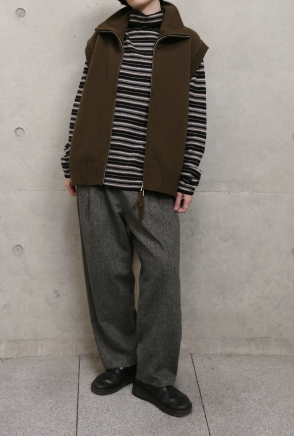 超越「理想柔軟度」。黑色犛牛絨羊毛混紡條紋高領針織衫（251204-2） 第7張的照片