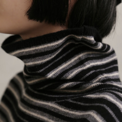 超越「理想柔軟度」。黑色犛牛絨羊毛混紡條紋高領針織衫（251204-2） 第9張的照片