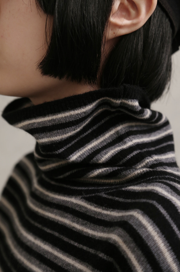 超越「理想柔軟度」。黑色犛牛絨羊毛混紡條紋高領針織衫（251204-2） 第9張的照片