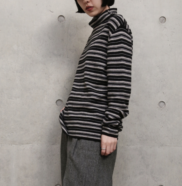 超越「理想柔軟度」。黑色犛牛絨羊毛混紡條紋高領針織衫（251204-2） 第6張的照片