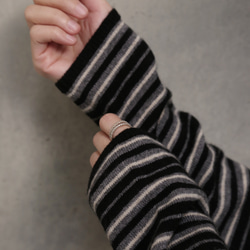 超越「理想柔軟度」。黑色犛牛絨羊毛混紡條紋高領針織衫（251204-2） 第10張的照片