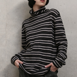 超越「理想柔軟度」。黑色犛牛絨羊毛混紡條紋高領針織衫（251204-2） 第4張的照片