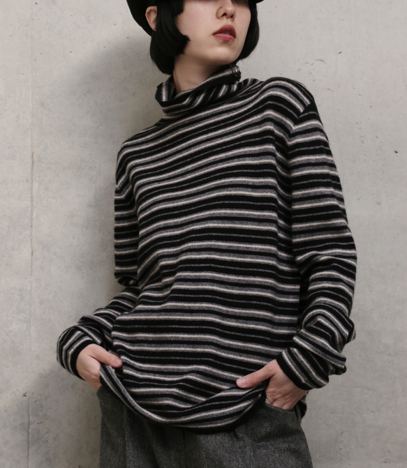 超越「理想柔軟度」。黑色犛牛絨羊毛混紡條紋高領針織衫（251204-2） 第4張的照片