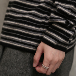 超越「理想柔軟度」。黑色犛牛絨羊毛混紡條紋高領針織衫（251204-2） 第11張的照片