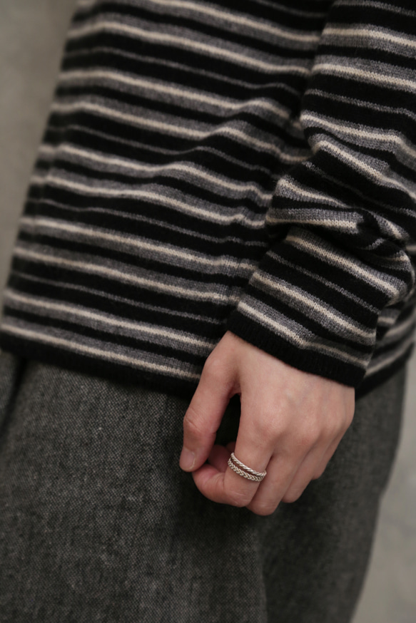 超越「理想柔軟度」。黑色犛牛絨羊毛混紡條紋高領針織衫（251204-2） 第11張的照片