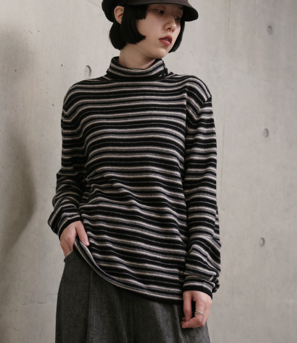 超越「理想柔軟度」。黑色犛牛絨羊毛混紡條紋高領針織衫（251204-2） 第1張的照片